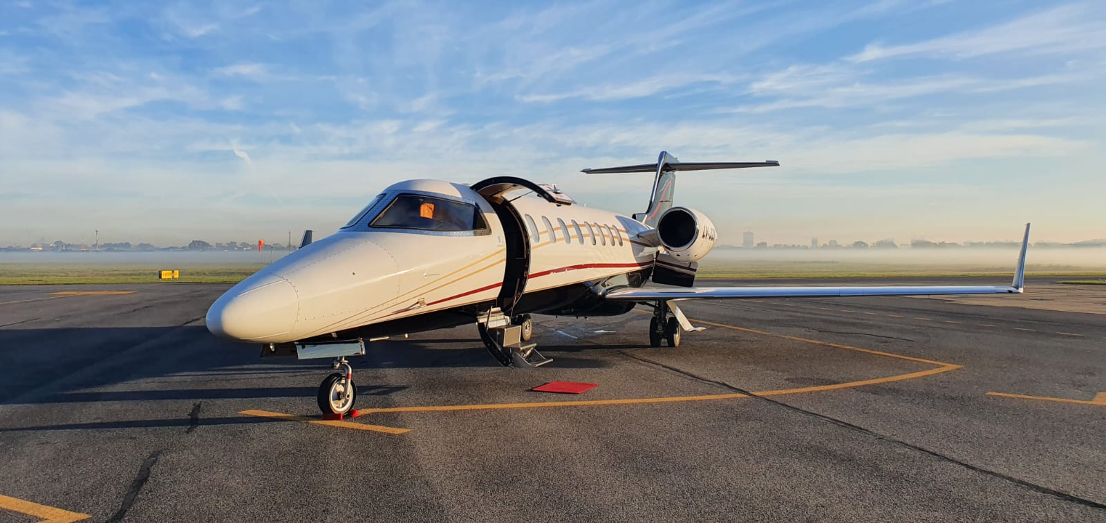 Learjet de DGR en pista al amanecer